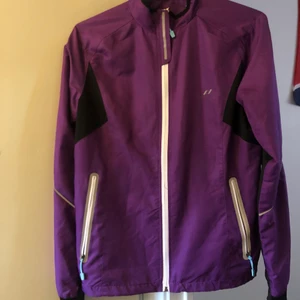 Tränings jacka - Lila träningens jacka/tröja. Använt några gånger men är i fint skick. 
