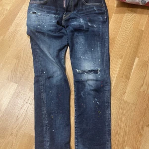 Dsquared 2 jeans äkta - Köpte dom på miinto, kostar 5 lax nya, byxorna är typ som nya använt fåtal gånger. Storlek 46, jag gav 2500 för dom, förväntar mig runt 1000 för dom i swish.