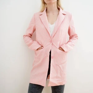 Drömmig kavaj i ljusrosa och vitt🎀✨ - Denna kan liva upp vilken tråkig outfit som helst!🎀 Så fint skick!