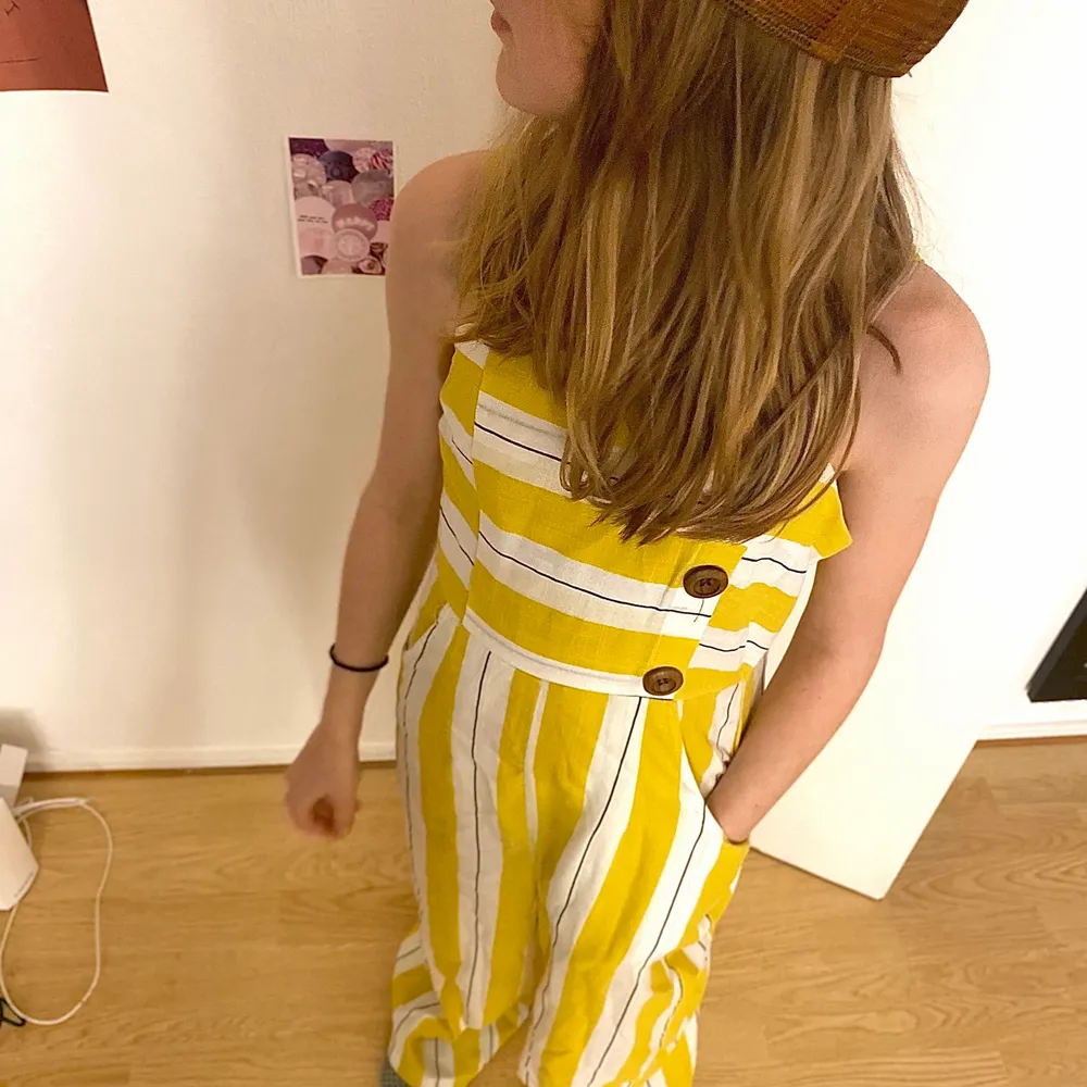 En jätte fin dress. Men var för stor för oss😬 Den är XS. Väldigt fin till sommaren👍🏼😃. Klänningar.