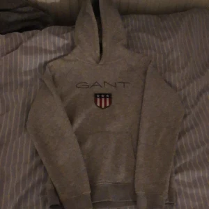 Gant hoodie storlek xs  - Jättefin hoodie från gant(såklart äkta), inte sliten alls köpt för ungefär 600kr den är ganska liten men tyget är lite strechigt så det är perfekt för sig som har xs/s