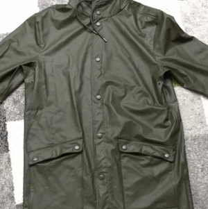 Regnjacka storlek XS från Weekday  - Relativt sparsamt använd, i bra skick. 