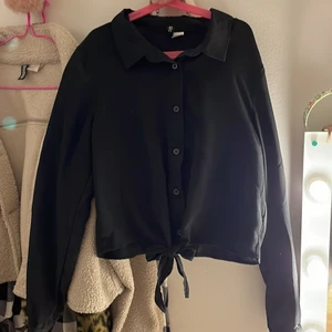  Skjorta  - De är en svart skjorta där man kan knyta längst ner