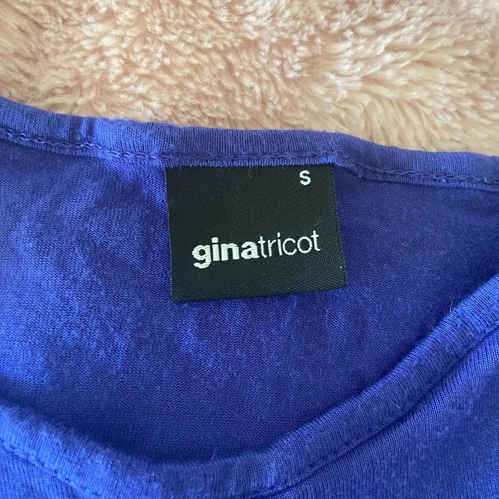 Blått Gina tricot linne.💕 Köparen står för frakt 26kr. Säljs då jag ej använder det.:). Toppar.
