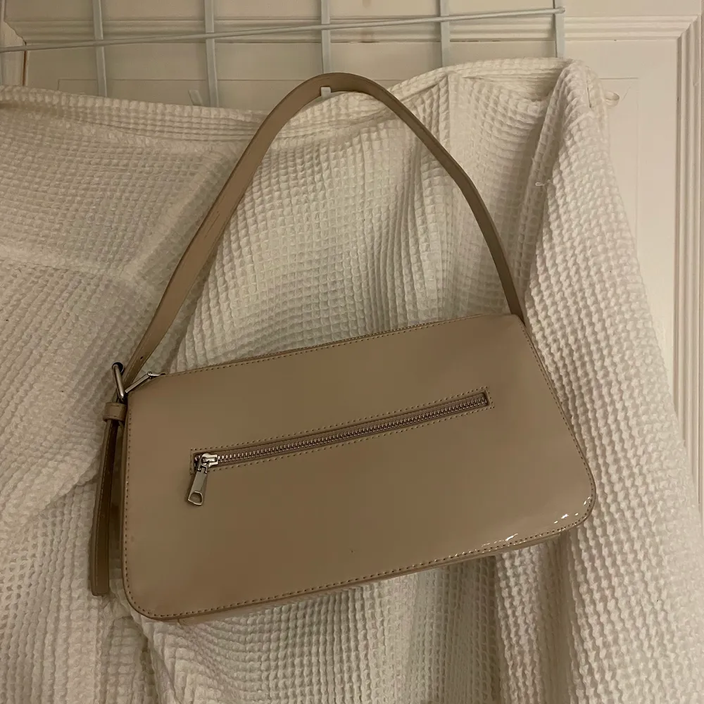 Säljer denna supergulliga väska från H&M. Så fin och perfekt storlek❤️‍🔥. Väskor.