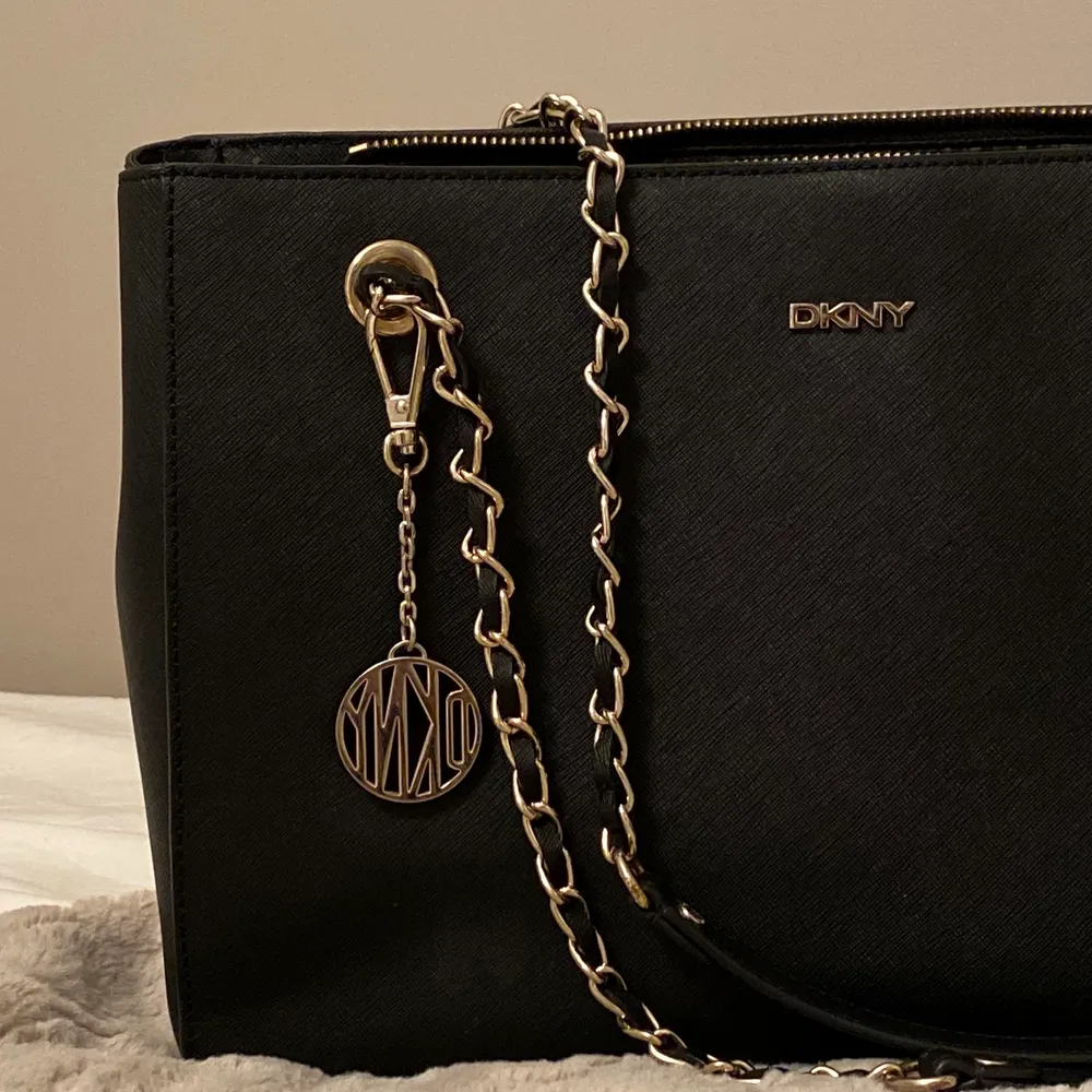 Äkta DKNY väska som är inköpt för 2700kr, väldigt bra skick då den har användts max 3 gånger. . Väskor.