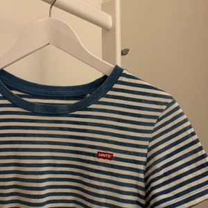 Levis T-shirt - En T-shirt från Levis i storlek XS, men den är stor i storleken så jag skulle säga att den är mer S/M 💙 Väldigt fin! Använd fåtal gånger så den är i nyskick 🦋