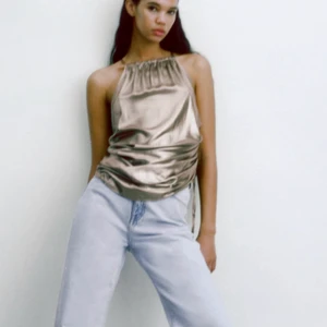 Silvertopp  - Topp från zara som jag använt en gång och då knöt jag den där fram. Toppen är rätt lång men går att justera på sidorna eller knyta som jag gjorde! Finaste färgen men känner mig tyvärr inte bekväm i den.