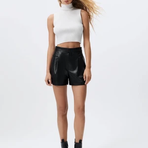 Zara skinnshorts - säljer ett par super trendiga skinnshorts från Zara i storlek M, använda ca 4 ggr och har kvar prislappen💓 säljer pga att jag har fler par💕 dom är i jätte fint skick och passar S-M beroende på hur du vill att dom ska sitta! nypris är 299 men men säljer för 250 exklusive frakt✨