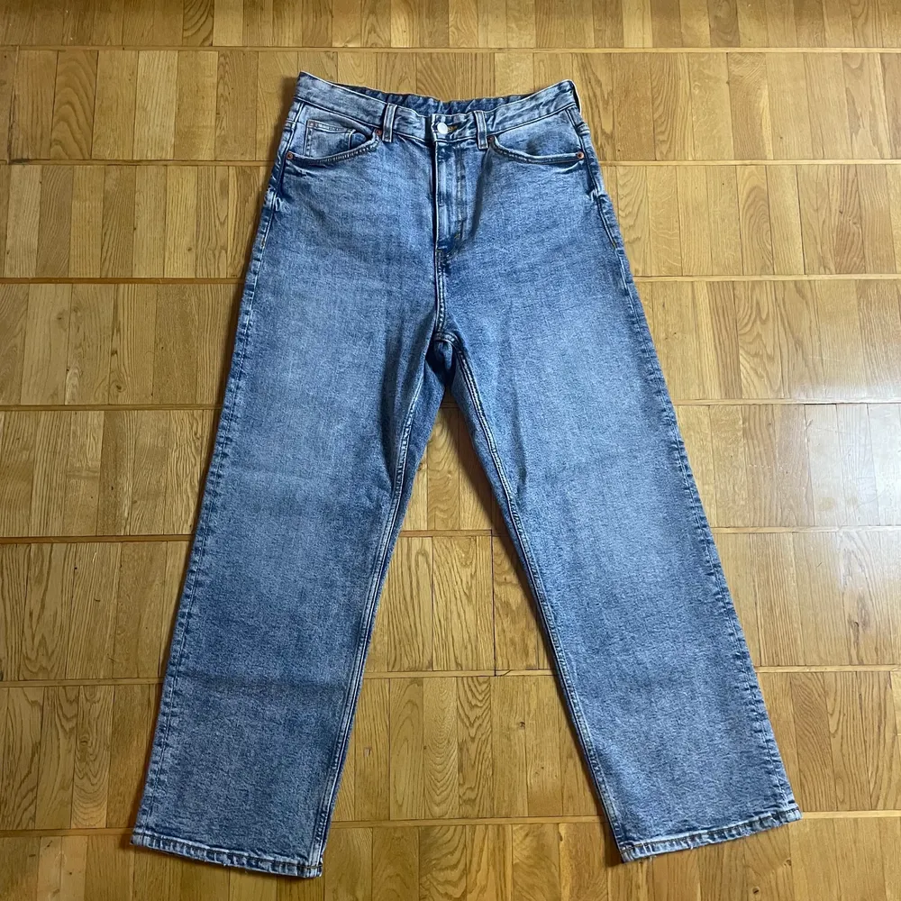 Monki jeans i nyskick! Storlek 32. Lite bootcut men det syns inte så tydligt på bilderna. Jättefina💞 Pris kan diskuteras😊. Jeans & Byxor.