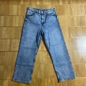 Monki jeans i nyskick! Storlek 32. Lite bootcut men det syns inte så tydligt på bilderna. Jättefina💞 Pris kan diskuteras😊