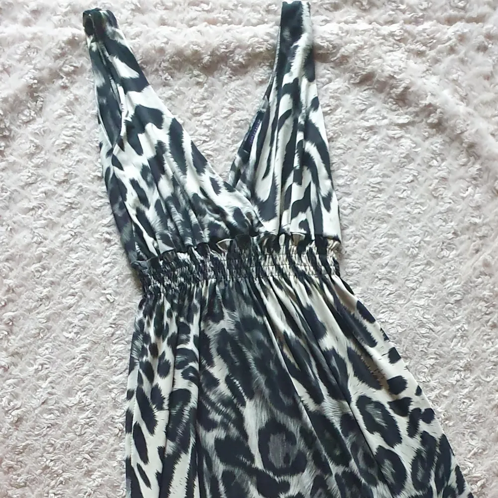 Stretchig maxiklänning i mörk leopard  med slits. . Klänningar.