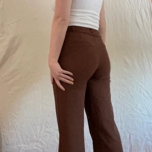 Bruna kostymbyxor  - Bruna kostymbyxor som endast är använda en gång så de är i nyskick. Jag är 170 lång. Frakt tillkommer 