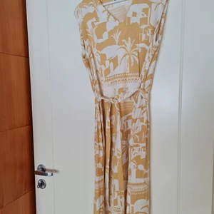 Fin klänning från Stockholm  - Tidlös klassisk klänning, sval och skön. Snyggt fall.