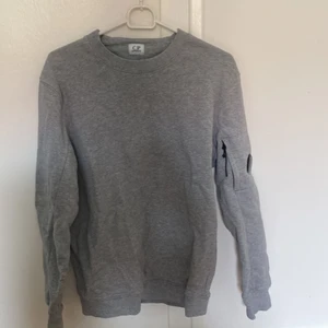 Cp kompany tröja  - En grå cp kompay tröja knappt använd storlek S