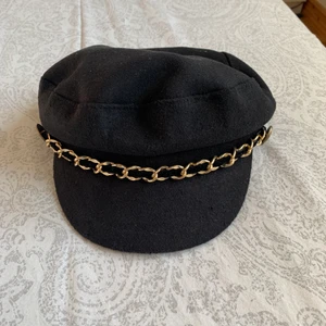 Mössa - Svart mössa. Använd för ett tillfälle.