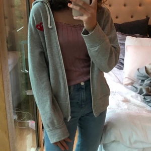 Comme des garcons hoodie  - Köpt för länge sen, inte sp använd. Nypris ca 2500. Första två är inte mina bilder💕