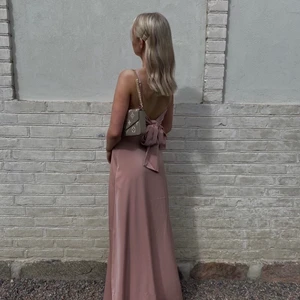 Intressekoll på balklänning  - Hade denna klänningen på balen förra året. Kände mig riktigt fin i den. Möjligtvis säljer om någon är intresserad och budar ett bra pris på den. 