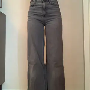 Grå jeans från Weekday i modellen Ace💘 Jeansen har hög midja och vida ben. Välanvända och en liten fläck på högra rumpan men förövrigt bra skick