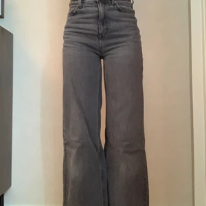 Jeans Weekday Ace - Grå jeans från Weekday i modellen Ace💘 Jeansen har hög midja och vida ben. Välanvända och en liten fläck på högra rumpan men förövrigt bra skick