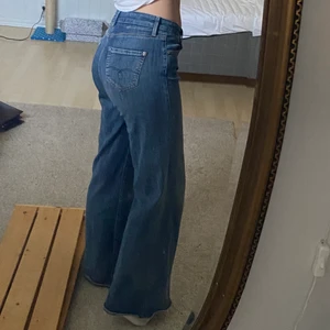 MOS MOSH JEANS MEDELHÖG MIDJA - jag är 171 cm och har ofta 36/38😋😋😋😋😋😋 Säljer dessa svin coola och mjuka jeans från mos mosh då jag har för många jeans.❤️❤️❤️ Orginalpriset var 1399kr💓 Sparsamt använda🥰 Hittar ingen storlek på byxorna men har för mig att de var storlek 36🤩🤩