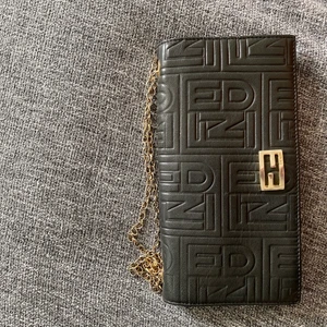 Fendi väska - Snygg äkta Fendi väska som har använts i några år, jättesnygg till vilka tider som helst! Passar till dagen, kvällen med mera! 