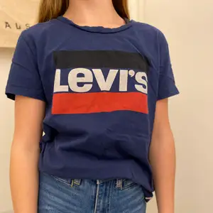 Levis t-shirt i storlek XS! Budgivningen börjar när någon skriver för intresse😊