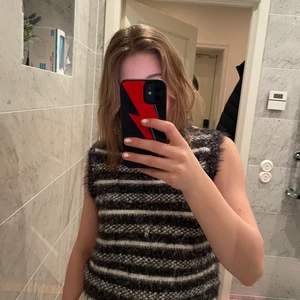 Zara topp - Zara väst som är slutsåld och använd några gånger men syns ej! Säljer pga den inte kommer till användning!