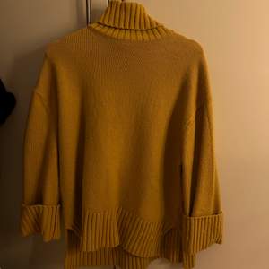 En gul stickad tröja med polokrage från Hm, i jättefint skick då den knappt är använd, ganska oversized 💛💫