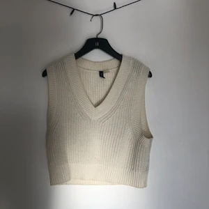 Stickad väst, H&M - Säljer en stickad väst som används för lite tyvärr! Superfin och trendig💕❣️ (ganska kort i midjan vilket ger en snygg figur)