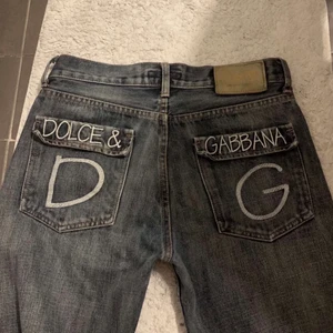 Dolce&gabbana - Säljer mina dolce Gabbana jeans som är köpta secondhand. Köpte dem förra året och har varit favoriter, men har nu tyvärr växt ur dem (därav inga bilder på). Med tanke på priset när jag köpte de så är dem antagligen äkta och dem känns även äkta😌 