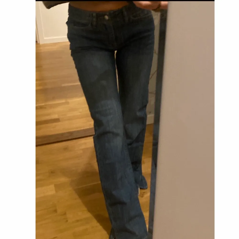 Säljer nu dessa helt sprillans nya super snygga lågmidjade jeans, endast provade. Säljer eftersom jag redan har ett par liknande!  Har en super snygg och bra passform. Jeansen är i storlek xs men passar även i S. Köp direkt för 450kr ♥️♥️❤️♥️♥️. Jeans & Byxor.