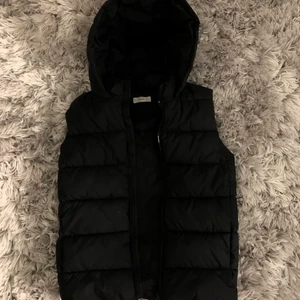 väst med huva - Säljer denna snygga väst från mango men är inte säker på om den finns kvar på hemsidan längre. Den är köpt i september 2021 och är i bra skick