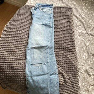 Ljusblåa jeans - Straight jeans från HM med slitningar😍