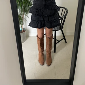 Cowboyboots  - Skitsnygga ljusbruna cowboyboots med fina detaljer💓💓 Dem är i fint skick och väldigt bekväma❣️ 