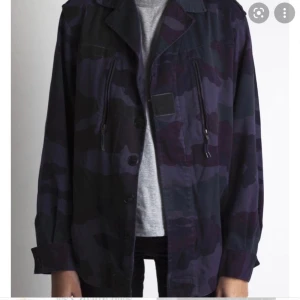 Quatre filles jacka  - Unik lila quatre filles jacka. Ena knappen är sönder (gått av på mitten) men annars fint skick! Skulle säga det är en storlek S! Nypris 2500kr