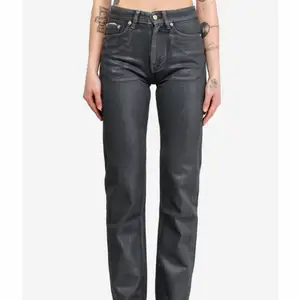 Säljer dessa sjukt snygga slutsålda eytys jeans. Modellen på bilden bär 28 i midjan (de är små i storleken). Nypris 3000kr lapp medkommer 