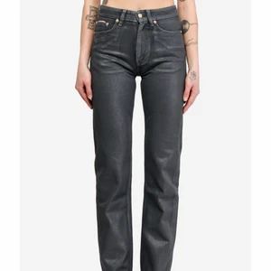 Eytys jeans limited edition  - Säljer dessa sjukt snygga slutsålda eytys jeans. Modellen på bilden bär 28 i midjan (de är små i storleken). Nypris 3000kr lapp medkommer 