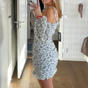 Mönstrad klänning - En superfin blommig klänning från Prettylittlething som tyvärr är lite för tajt för min del och har inte kommit till användning, prislappen är kvar på! Storlek 38 men skulle säga att den är mer som en liten 36!! Kontakta mig om du är intresserad eller har några frågor 💕 (mina bilder!) 