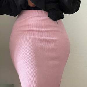 Fin rosa maxi kjol gjort för kylan. Minimal spår av användning. 