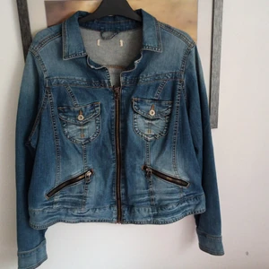 Jeansjacka - Använd några gånger....hängt i garderoben länge.