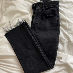 Superfina svarta jeans från Brandy Melville. Jätte bra avlocka, använda ett fåtal gånger, säljer då dom är för små. Säljer för 250kr + frakt. Skriv privat vid intresse eller frågor!✨💘