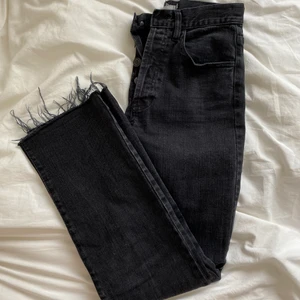 Svarta jeans strl 34 - Superfina svarta jeans från Brandy Melville. Jätte bra avlocka, använda ett fåtal gånger, säljer då dom är för små. Säljer för 250kr + frakt. Skriv privat vid intresse eller frågor!✨💘