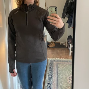 Karhu tröja med dragkedja  - Perfekt för utomhus träning. Fleece inuti och långa armar. Bara använd en eller två gånger. 