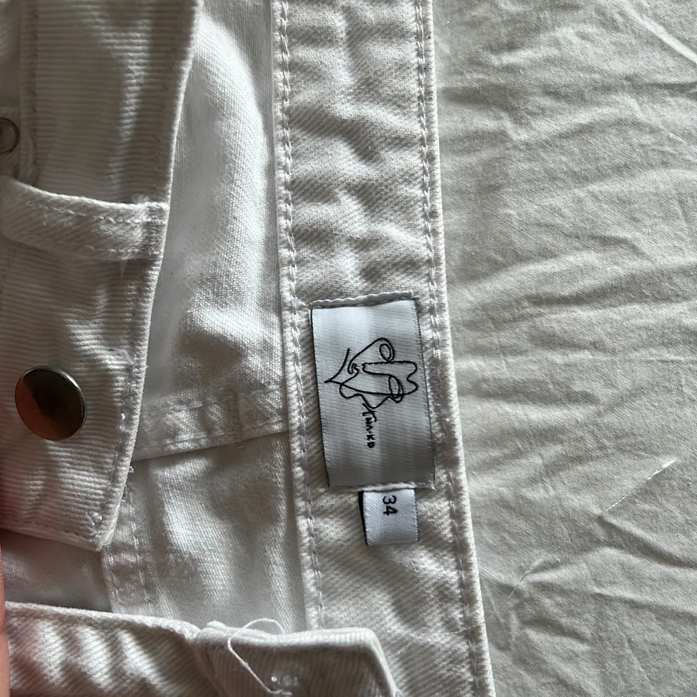 Fina vita byxor från Na-kd! Säljer pga att jag inte tycker om byxorna på mig! Använt ett fåtal ggr! frakt+köp❤️‍🩹. Jeans & Byxor.