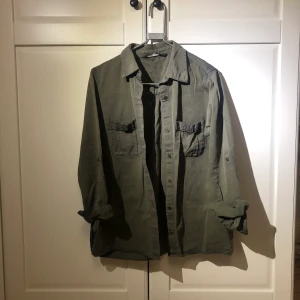 Skjorta - Olivgrön skjorta från Zara. 