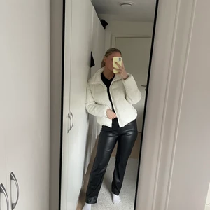 Vit puffjacka - Snygg och puffig jacka från Lager 157. Använd 1 gång