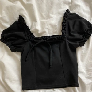 Svart topp strl xs - Supersöt topp från boohoo. Jättebra skick! Säljer då den inte kommer till användning. Säljer för 100kr + frakt. Skriv privat vid intresse eller frågor!💕💕