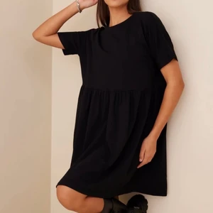 Svart klänning - Väldigt fin klänning från Noisy May, använd 2-3 gånger, snyggt att styla med ett bälte. 