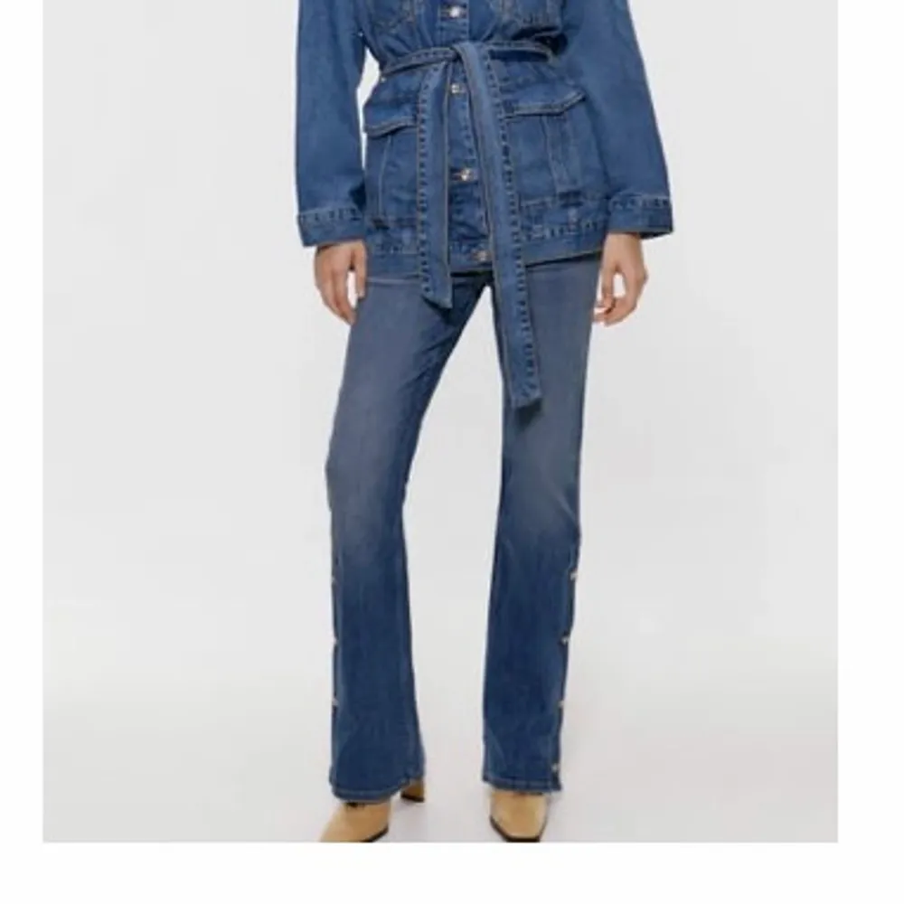 Zara jeans med knappar i byxsluten. Strl 34, väldigt sparsamt använda. Långa, passar mig som är 177cm. . Jeans & Byxor.